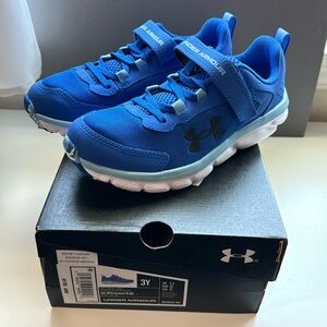 NWT blue UA sneakers